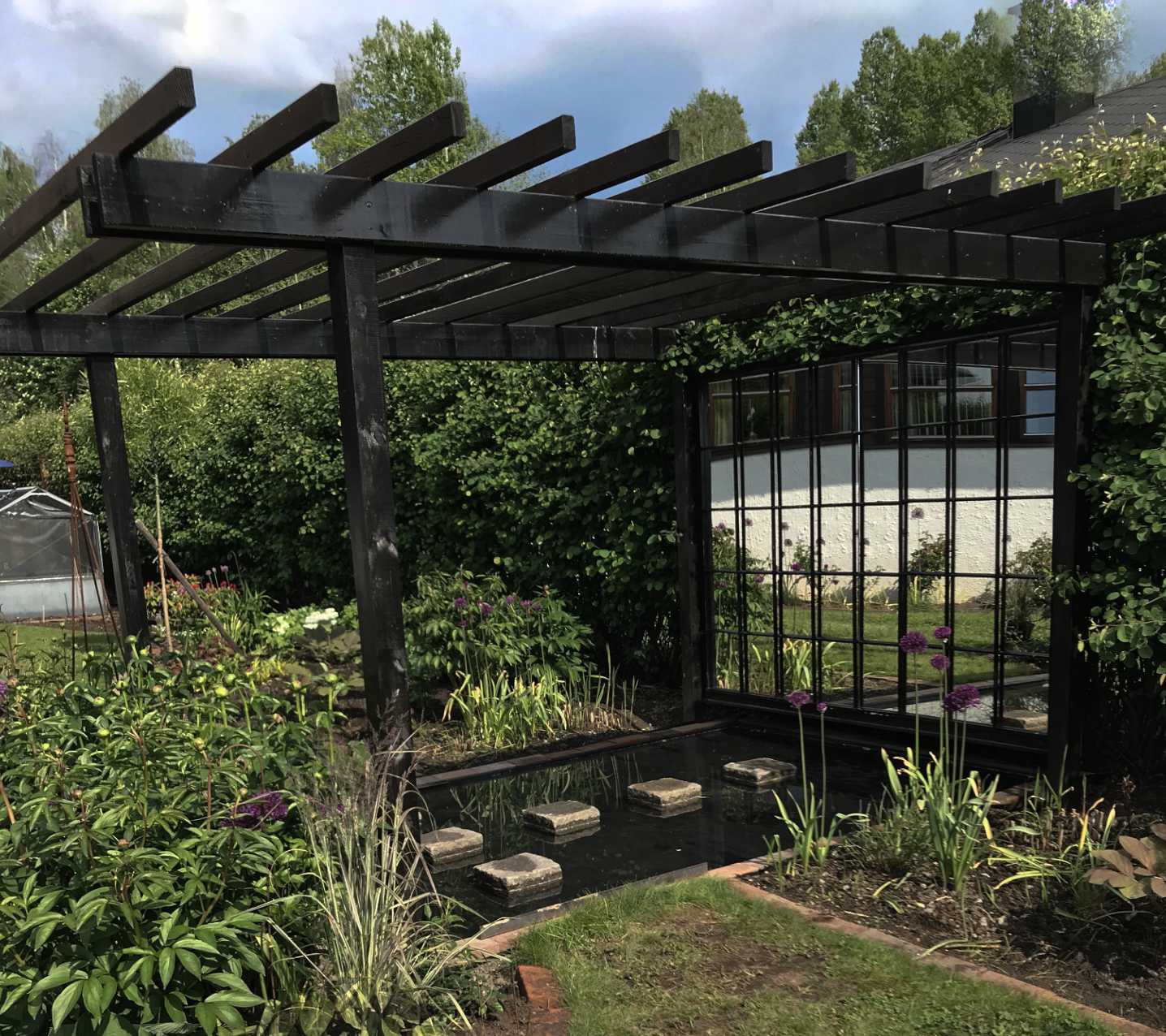 Vannspeil og pergola